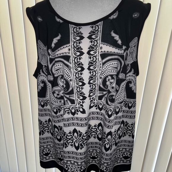 Black and White Patterned Sleeveless Top - Picture 2 of 5